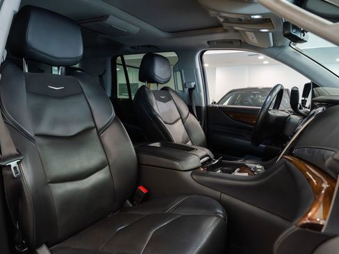 Used 2020 Cadillac Escalade Luxury w/ Escalade Sport Edition image 10