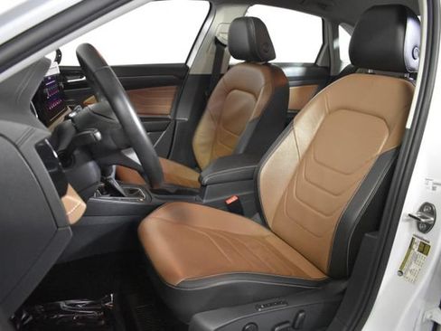 Used 2025 Volkswagen Jetta SEL FWD image 9