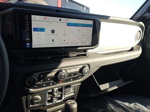 Used 2025 Jeep Wrangler Unlimited Sahara image 9