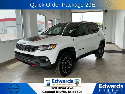 Used 2025 Jeep Compass Trailhawk AWD/4WD image 5