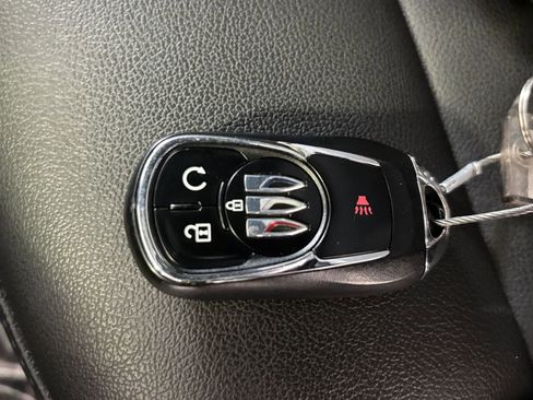 Used 2025 Buick Envista Sport Touring image 23