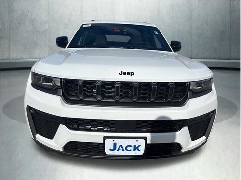 New 2026 Jeep Grand Cherokee L Limited w/ Limited Altitude Package AWD/4WD image 9