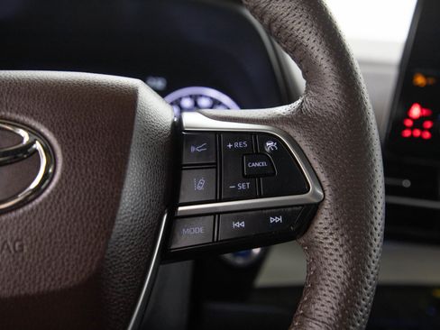 Used 2024 Toyota Sienna Platinum AWD/4WD image 31
