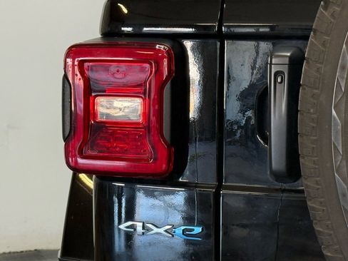 Used 2023 Jeep Wrangler Unlimited Sahara w/ Cold Weather Group image 19