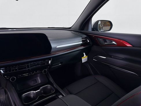 New 2026 Chevrolet Traverse Z71 w/ LPO, Floor Liner Package AWD/4WD image 19