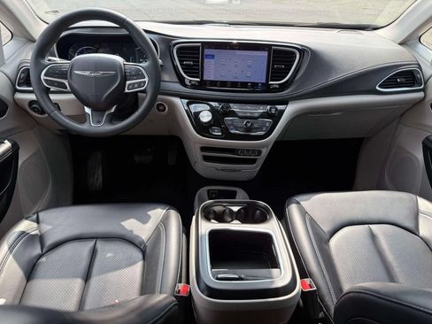Used 2023 Chrysler Pacifica Touring-L FWD image 15