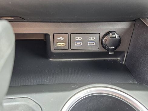 Used 2022 Toyota Highlander XLE FWD image 22