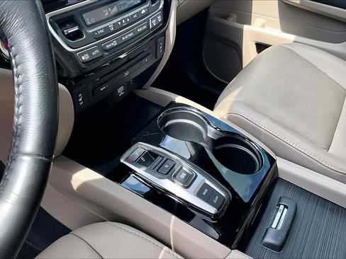 Used 2018 Honda Pilot Touring image 15