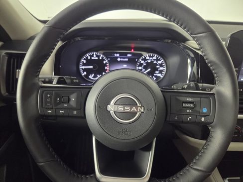 Used 2025 Nissan Pathfinder SL FWD image 15