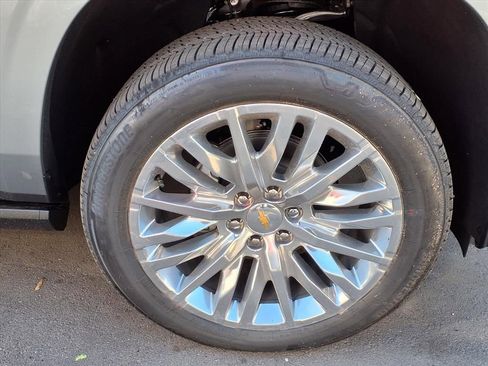 New 2026 Chevrolet Suburban Premier image 3