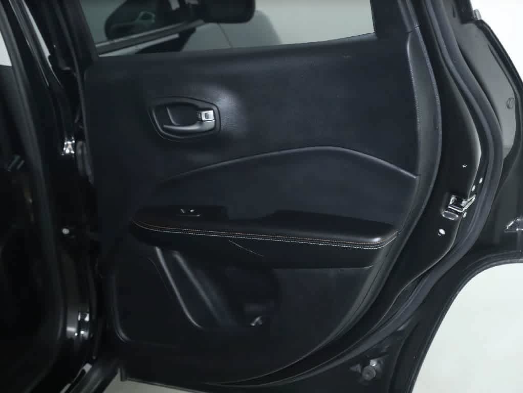 Used 2018 Jeep Compass Latitude FWD image 27