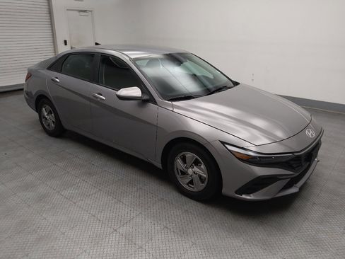 Used 2025 Hyundai Elantra SE FWD image 11