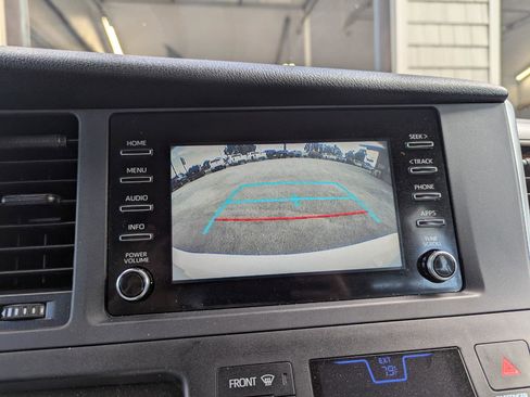 Used 2018 Toyota Sienna L image 19