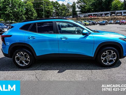 Used 2025 Chevrolet Trax LT FWD image 8