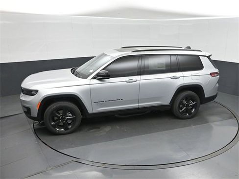 New 2025 Jeep Grand Cherokee L Altitude image 28