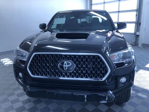 Used 2018 Toyota Tacoma TRD Sport image 9