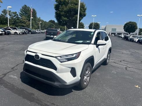 Used 2025 Toyota RAV4 XLE AWD/4WD image 9