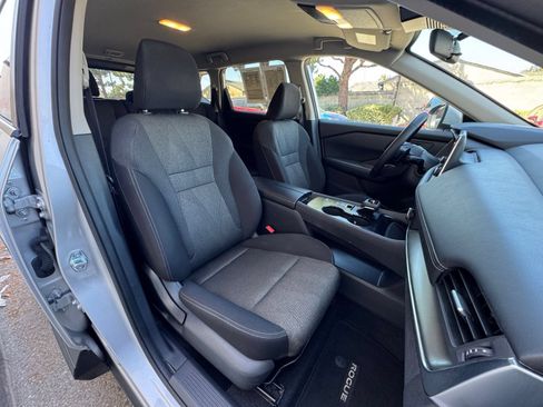 Used 2025 Nissan Rogue SV FWD image 33