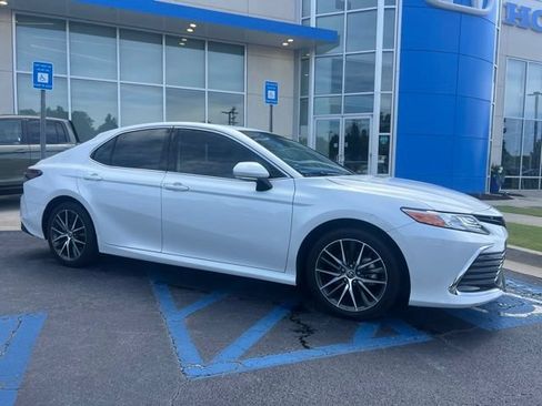 Used 2022 Toyota Camry XLE FWD image 4