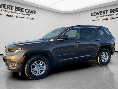 Used 2022 Jeep Grand Cherokee Laredo w/ Luxury Tech Group I image 3