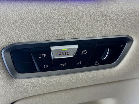 Used 2022 BMW X6 xDrive40i w/ M Sport Package image 11