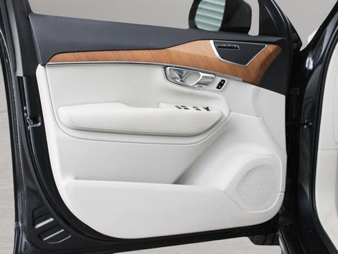 Used 2022 Volvo XC90 T5 Momentum w/ Climate Package FWD image 16