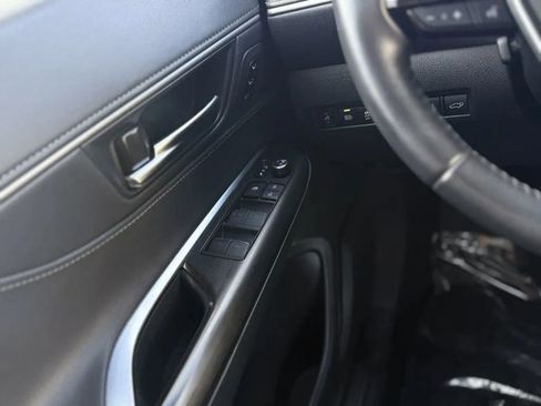 Used 2021 Toyota Venza Limited image 19