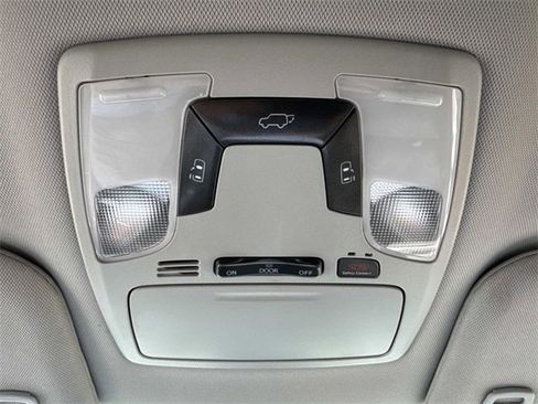 Used 2019 Toyota Sienna SE image 23