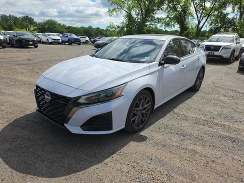 Used 2023 Nissan Altima 2.0 SR FWD image 2