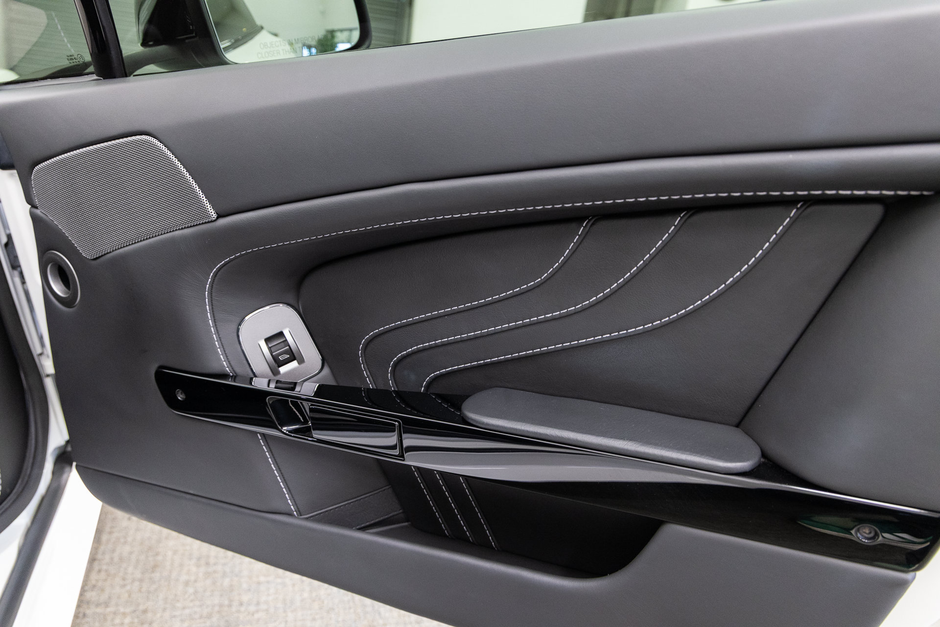 Used 2011 Aston Martin V8 Vantage S RWD image 18