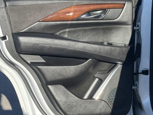 Used 2017 Cadillac Escalade Luxury image 23