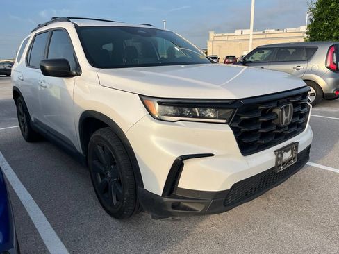 Used 2025 Honda Pilot Sport image 2