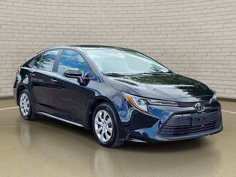 Used 2025 Toyota Corolla LE FWD image 3