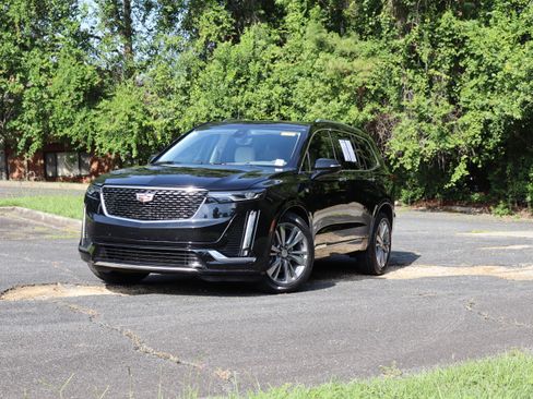 Used 2022 Cadillac XT6 Premium Luxury w/ Technology Package FWD image 2