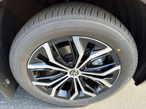 Used 2026 Toyota Crown Signia XLE image 12