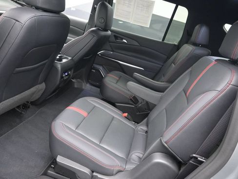 Used 2024 Chevrolet Traverse RS FWD image 18