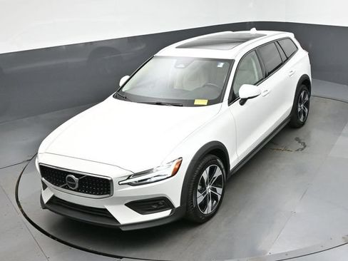 Used 2025 Volvo V60 B5 Cross Country Plus AWD/4WD image 19