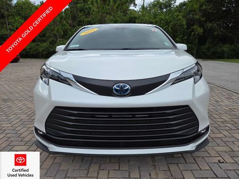 Certified 2025 Toyota Sienna XLE FWD image 2