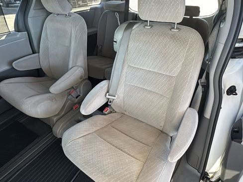 Used 2019 Toyota Sienna LE w/ Carpet Mat Package FWD image 23