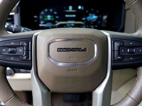 Used 2022 GMC Yukon Denali w/ Denali Premium Package AWD/4WD image 12