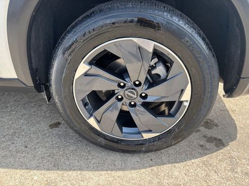 Used 2025 Nissan Rogue SV image 32