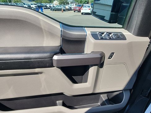 Used 2019 Ford F150 XLT w/ Equipment Group 302A Luxury AWD/4WD image 18