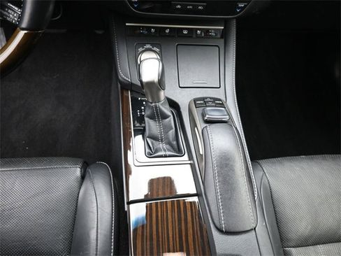 Used 2016 Lexus ES 300h image 32