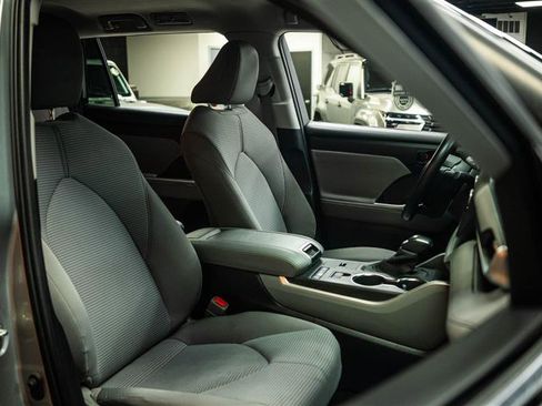 Used 2020 Toyota Highlander LE FWD image 16