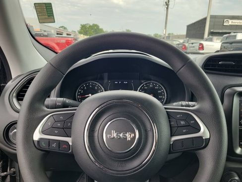 Used 2023 Jeep Renegade Latitude AWD/4WD image 30