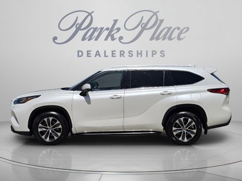 Used 2020 Toyota Highlander XLE FWD image 2