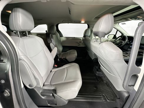Used 2022 Toyota Sienna XLE w/ XLE Plus Package FWD image 29