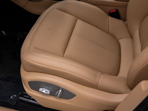 Certified 2025 Porsche Macan image 15