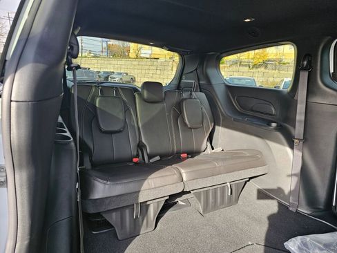 New 2026 Chrysler Pacifica Select image 14