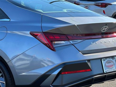 Used 2025 Hyundai Elantra SEL image 9